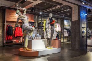 فضای داخلی فروشگاه آدیداس مدرن با مانکن‌های پوشاک ورزشی اورجینال – شاخص بصری مقاله